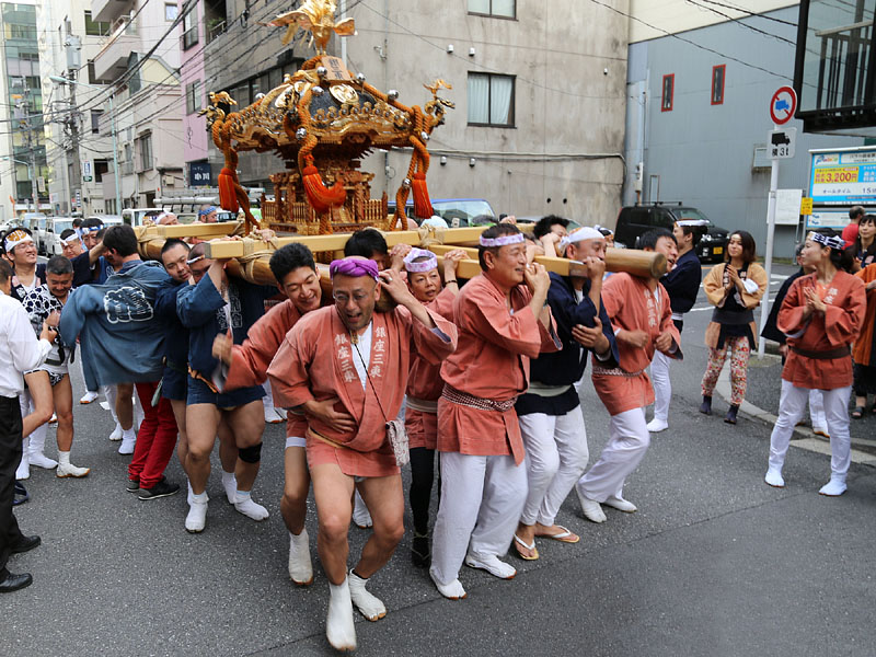 銀座三丁目東町会の神輿渡御 16:38