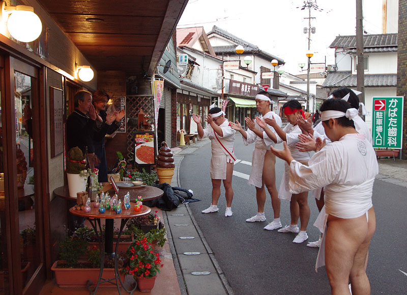 日頃の感謝を込めて三本締め 16:56