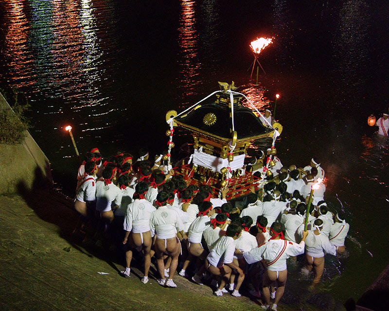 桂川に入る神輿 18:32