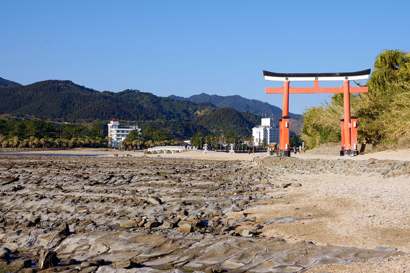 弥生橋を渡って青島へ