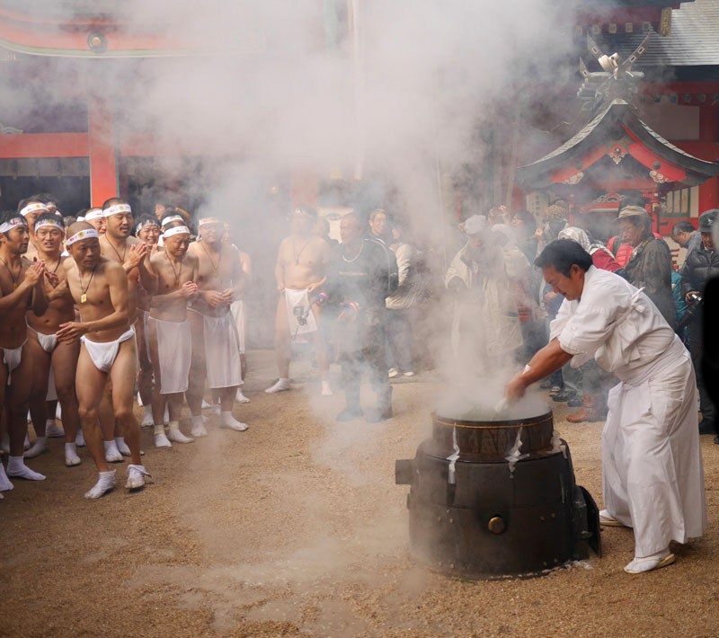 釜の熱湯をふりかける湯立神事