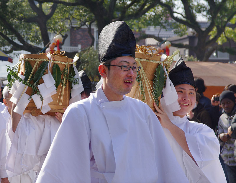 筥崎宮から陰陽一対の宝珠を玉取恵美須神社へ運ぶ 2015.1.3 13:13