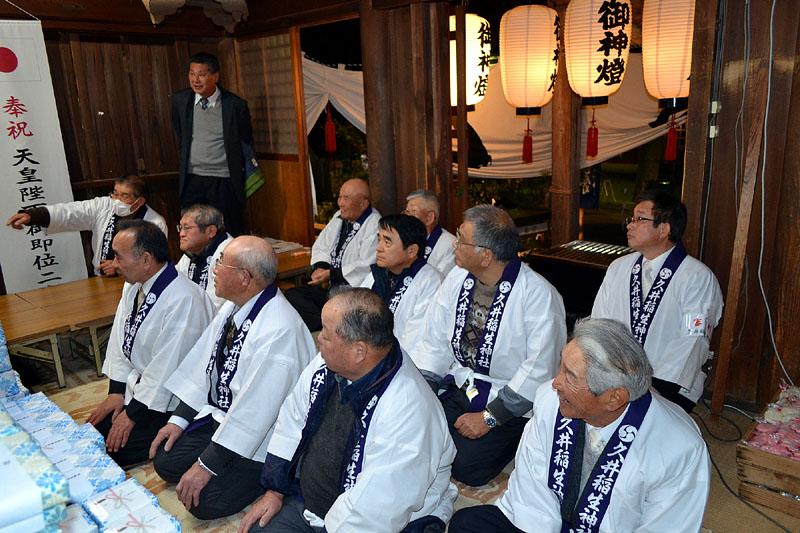 御福開祭に集まった氏子役員たち/拝殿 18:55