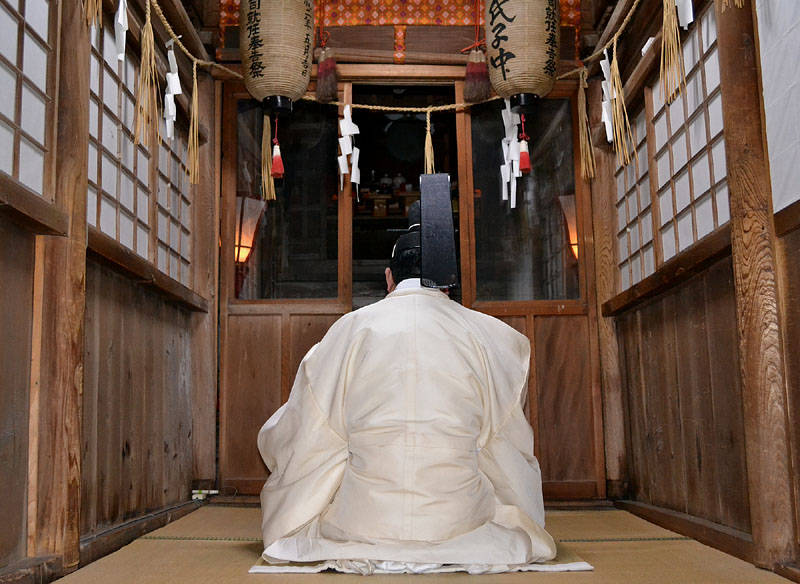 幣殿で祝詞を奏上する羽田禰宜 19:04