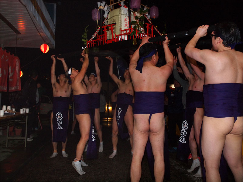 赤暖簾の前で神輿差し!