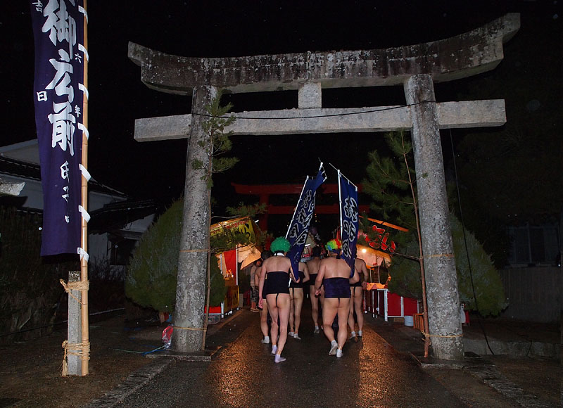 参道に入る 19:58