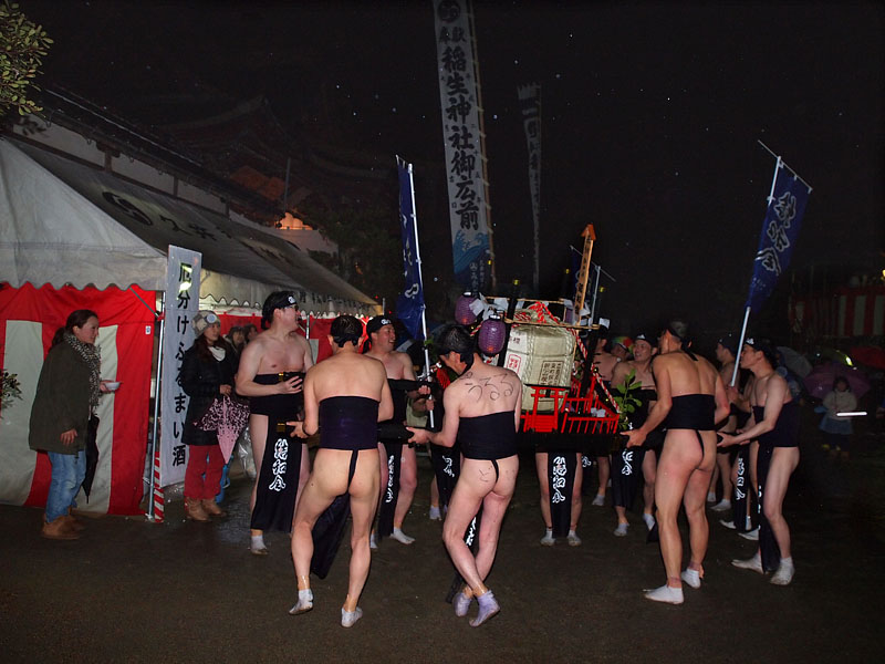 ふるまいテントの前で 20:04