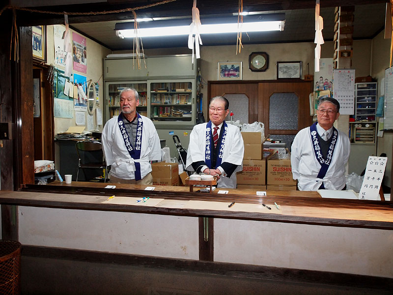 社務所の受付窓口 20:16