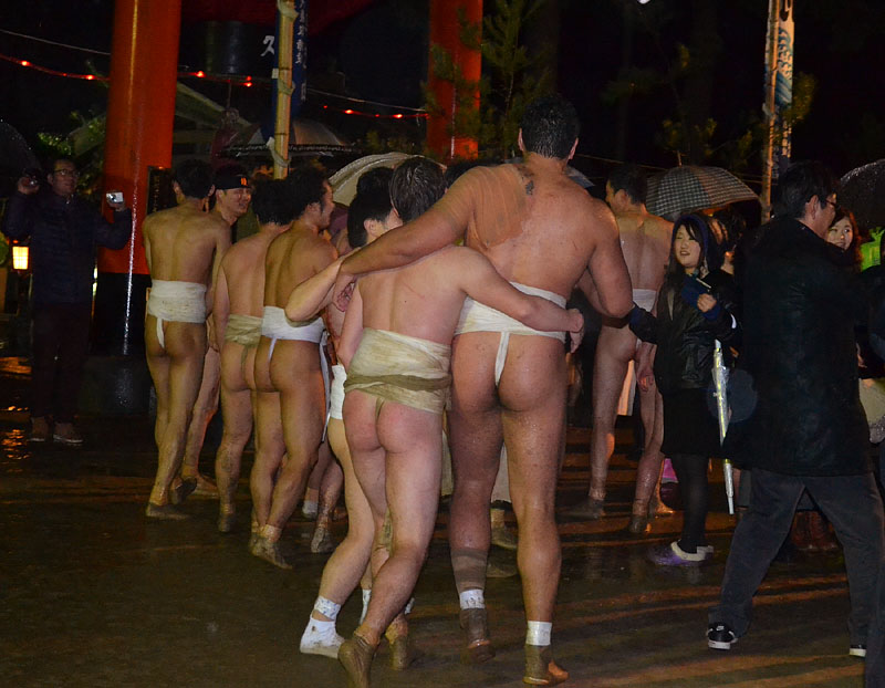 仲間の肩を借りて退場する男性 21:30