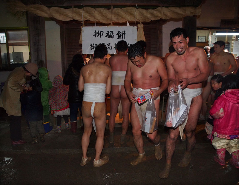 社務所で御福品とはだか祭参加賞をもらう 21:31