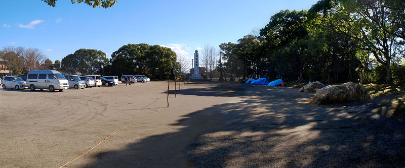 玉垂宮駐車場(左)と裸参集場所(右)