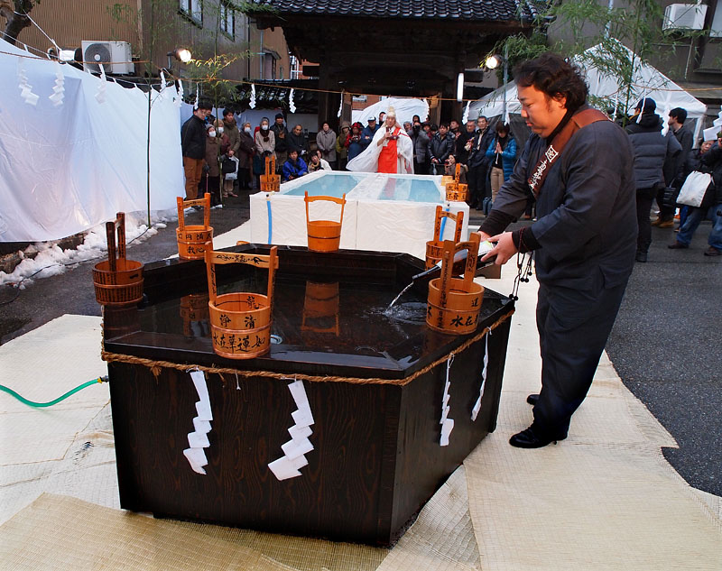 御神酒を注いで水盤を清める