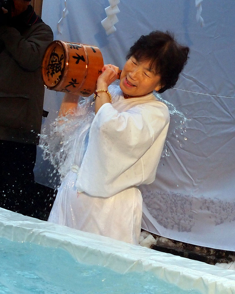 昼の部第1組 【拾七】 〜最長老78歳7度目・高円富美子さんの水行!〜
