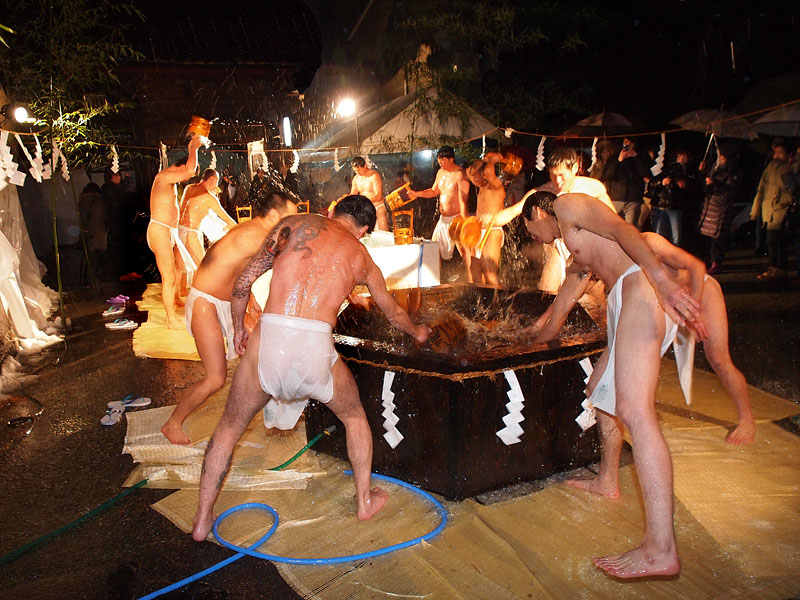 夜の部第4組 【六】 〜六角水槽から水を汲む〜