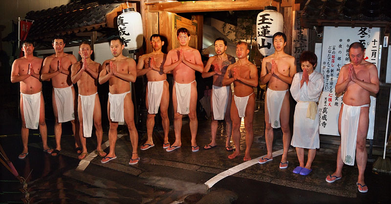 夜の部第4組 【拾五】 〜山門前で記念撮影〜 19:52