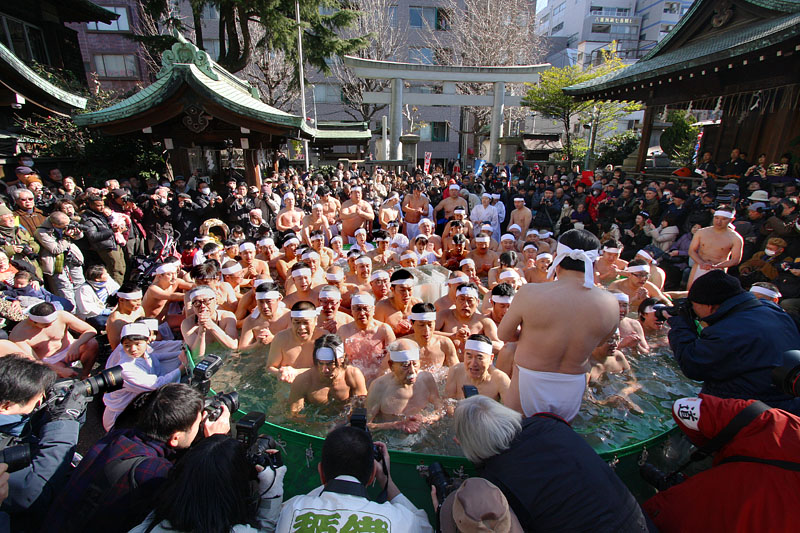 大観衆の前で寒中水浴 2015.1.11 11:25