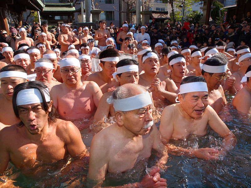 三陣に分かれて水浴 2015.1.11 11:25