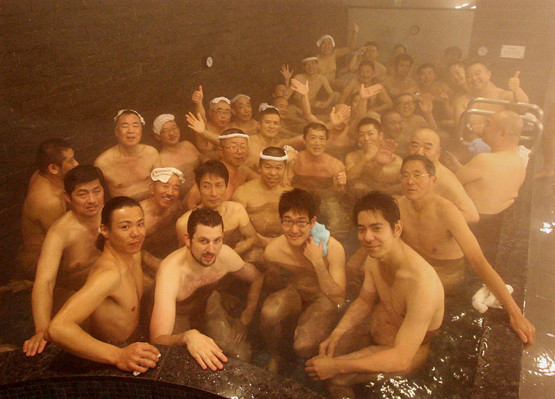 湊湯で暖を取る参加者たち 2015.1.11 11:52