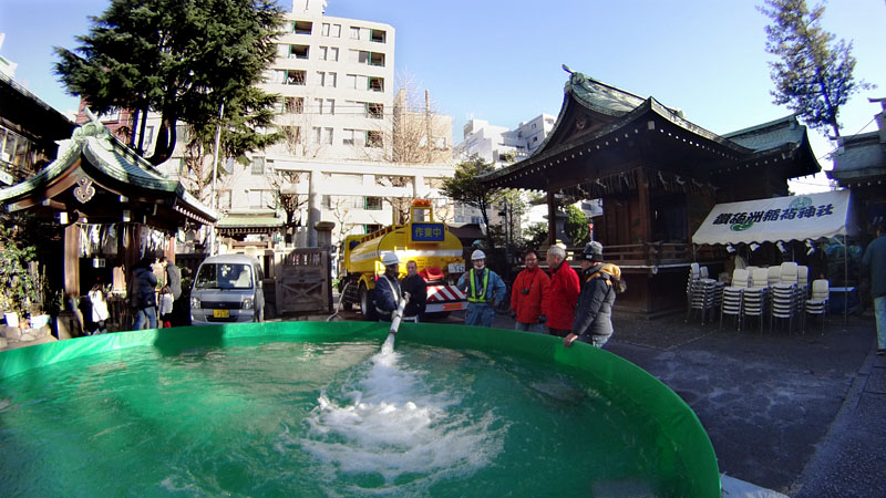 大会前日に給水車で水を張る 2015.01.10 14:50