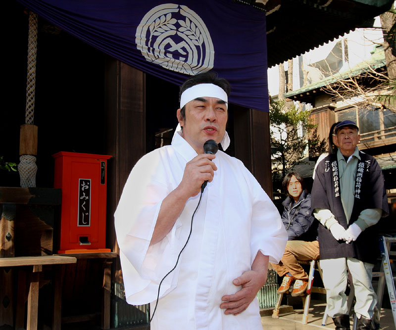 白衣の道彦・篠直嗣氷川神社宮司の挨拶 10:54