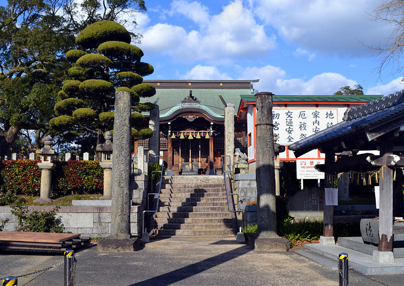 諏訪神社表参道より拝殿を臨む
