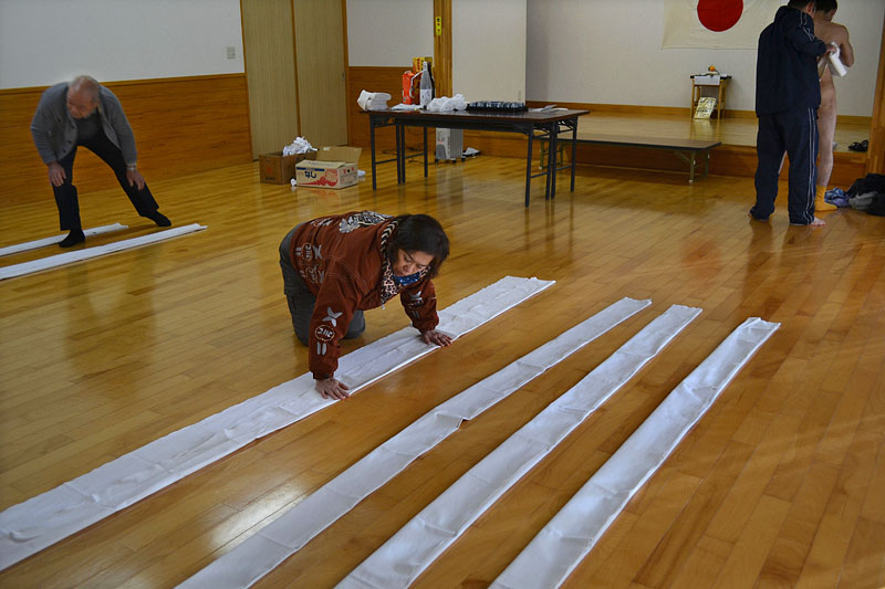 全幅の布を三分の一に折りたたみ ロール状にする 08:44
