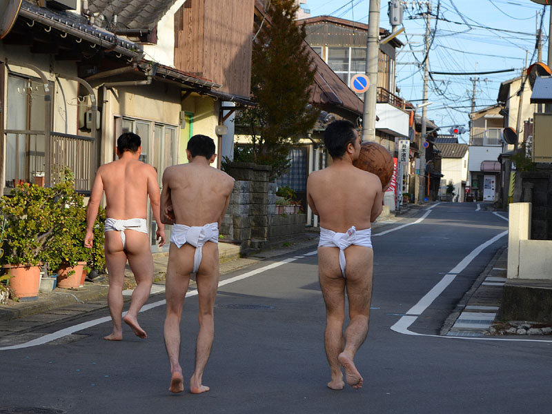 褌一丁で共有会館に向かう 09:00