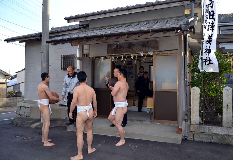 和田津美神社に隣接する社務所「共有会館」で共有の玉を受け取る 09:03