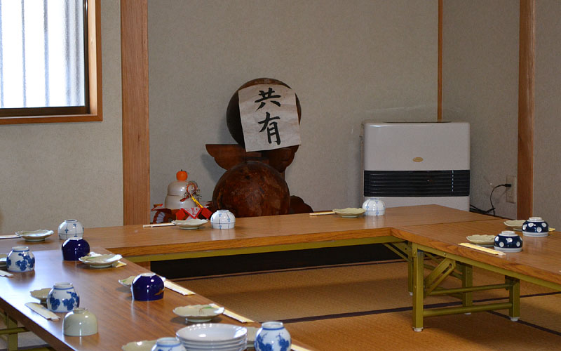 共有会館の床の間に安置された二つの大玉 09:13