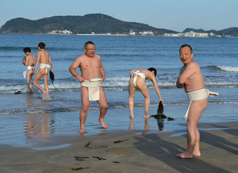 海藻を拾って海に入る / 福間海岸 09:19