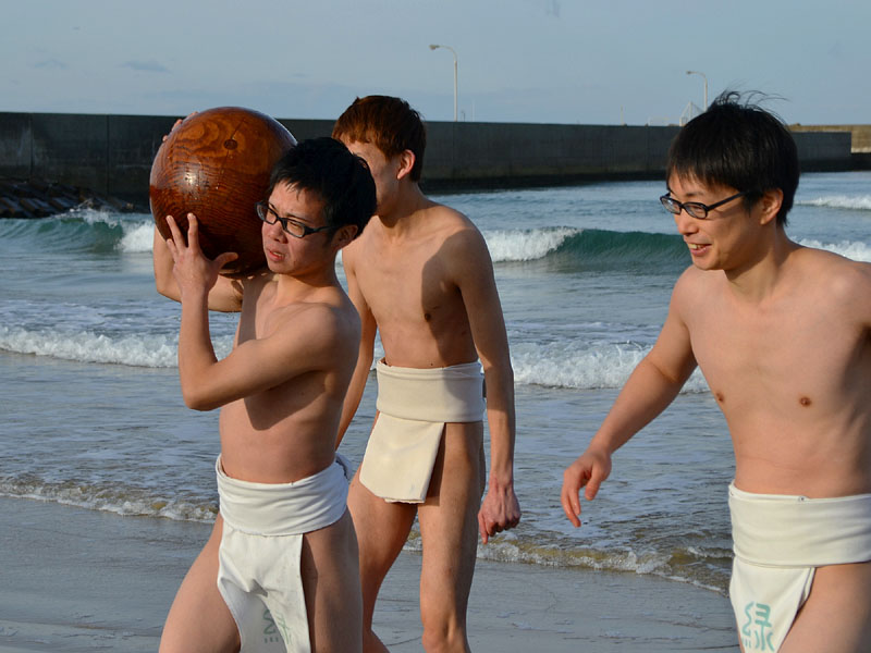 海水を吸って艶を増した玉