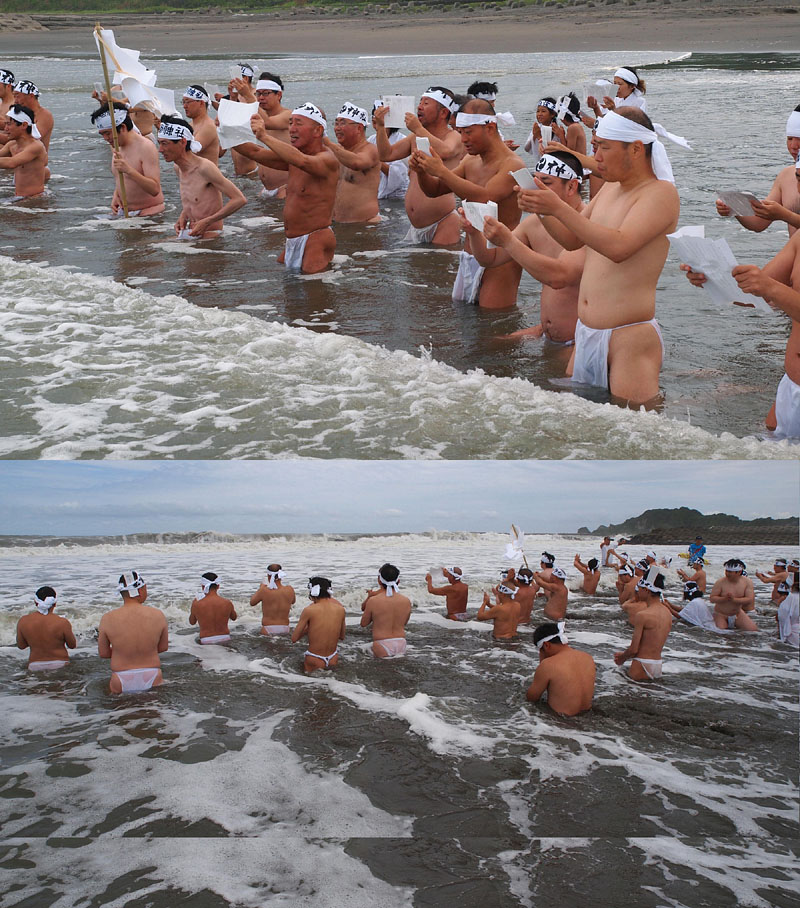 海に入って大祓詞(おおはらえことば)を斉唱する