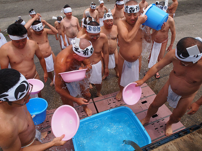 順番に清水をかぶる