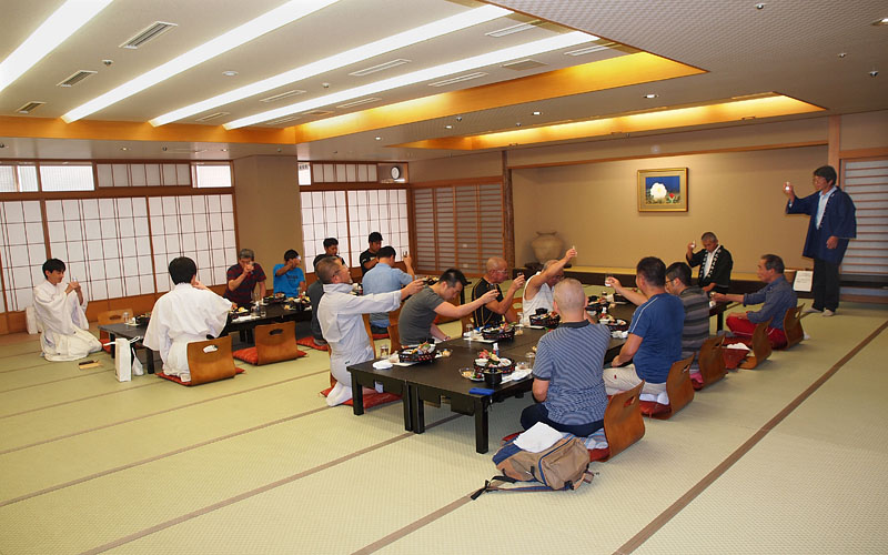 直会【壱】 〜御園生佳人万・氏子総代の発声で乾杯〜 13:37