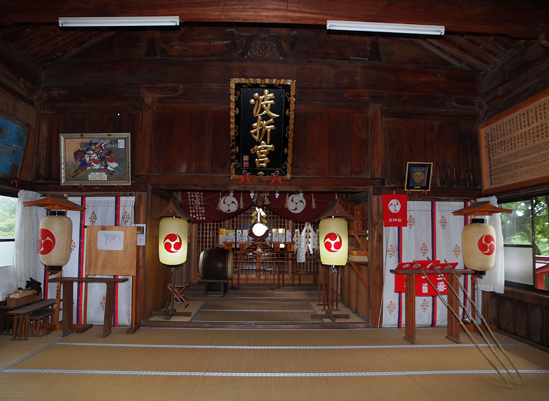 波折神社拝殿内部