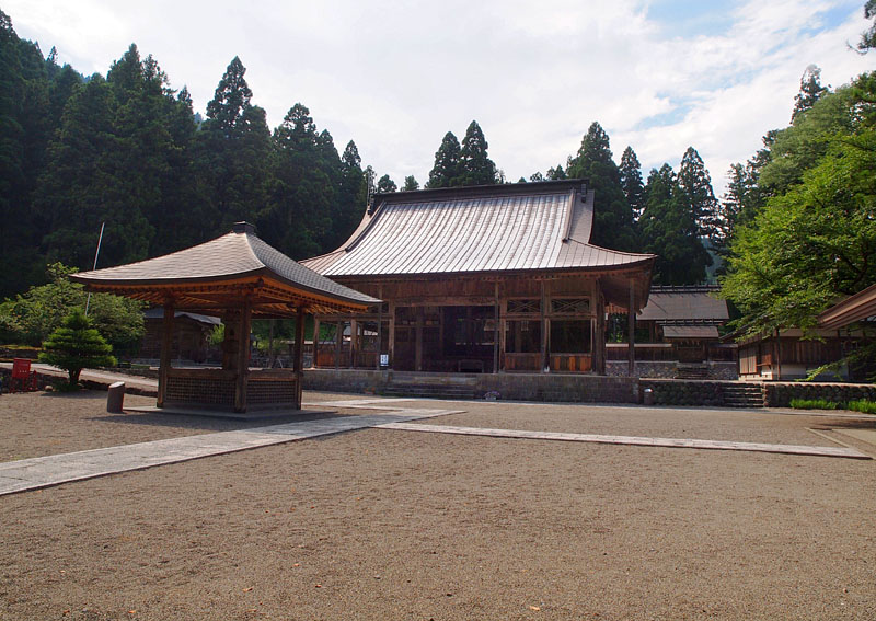 広大な敷地に鎮座する白木造りの長瀧白山神社