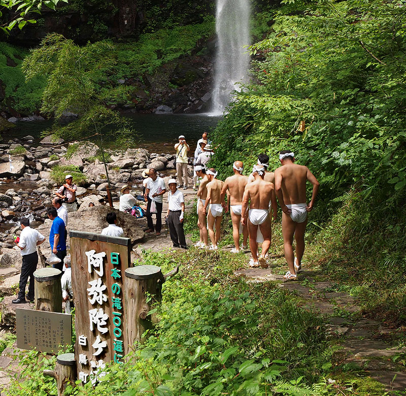 滝壺に下る裸形の行者たち