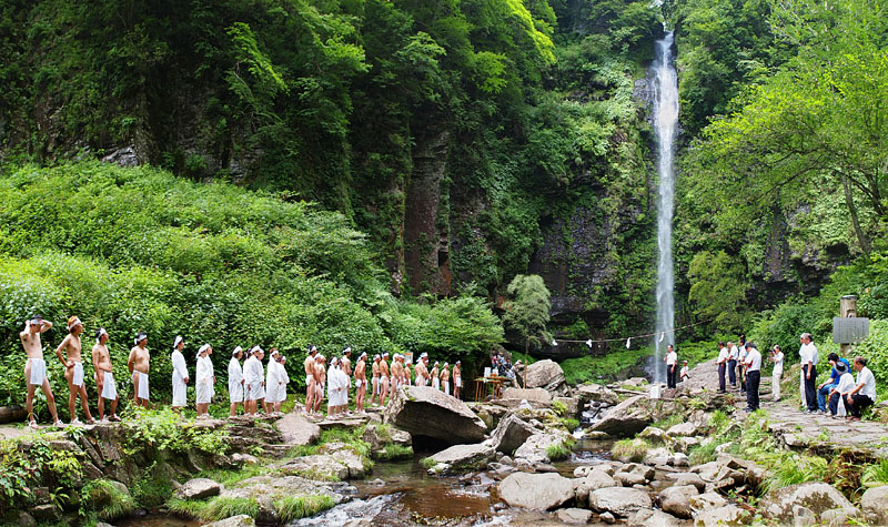 長瀧と大自然の緑に囲まれた美しい風景 11:01