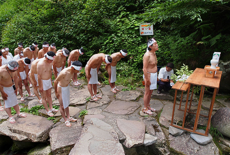 長瀧神事 【弐】 〜滝に向かって拝礼〜