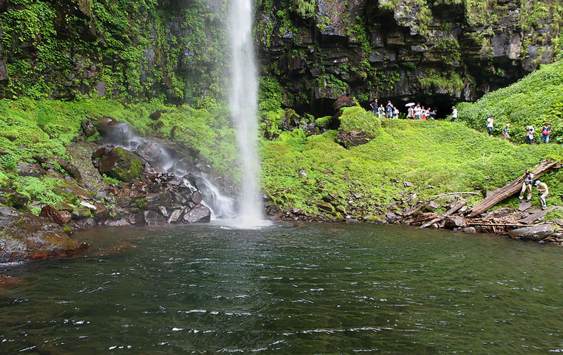 満々と冷水を湛える滝壺