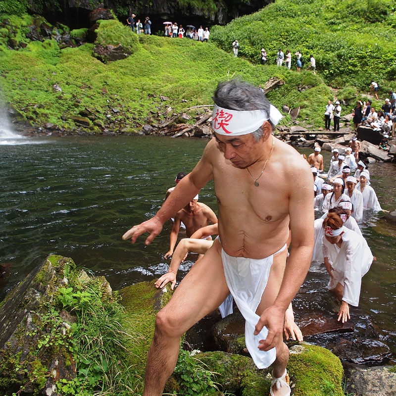 滝行 【参】 〜滑りやすい岩場を慎重にのぼる行者たち〜