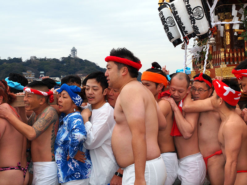 身体を密着させた過密神輿