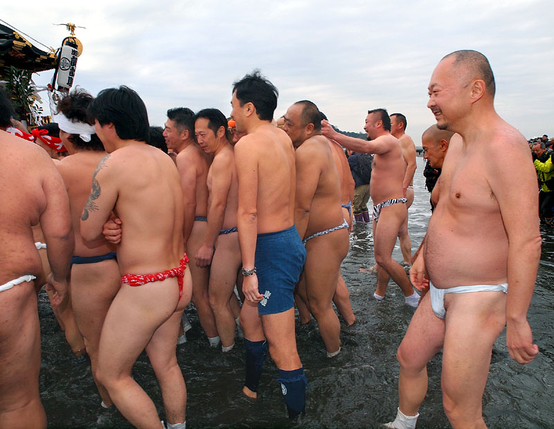 神輿の後ろに続く交代要員