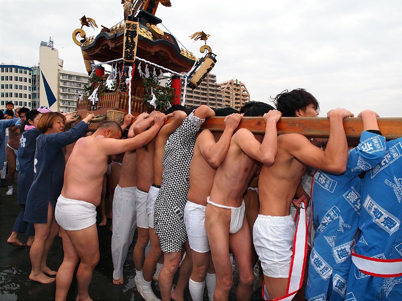 タンスのある湘南どっこい神輿