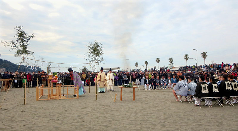 四方の笹竹と注連縄に囲まれた祭壇で神事 11:11