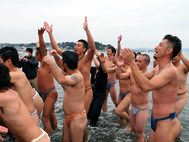 鳳龍の新成人を祝福する先輩たち