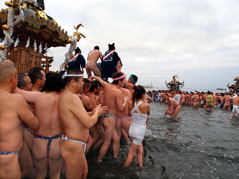 先行した神輿に合流する鳳龍