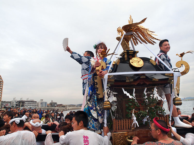 東浜に上陸した小動會の振り袖神輿 12:03