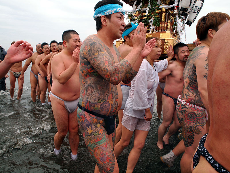 拍手をしながら上陸する