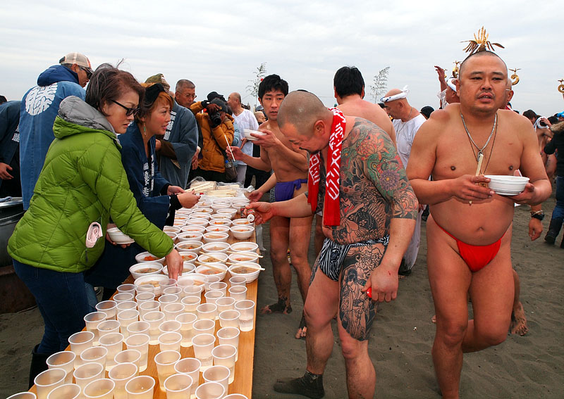 豚汁に七味をたっぷりと振りかける!
